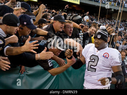 Sep 14, 2009 - Oakland, Kalifornien, USA - Oakland Raiders Vs San Diego Chargers im Oakland-Alameda County Coliseum Montag, 14. September 2009, Quarterback der Oakland Raiders, die JaMarcus Russell #2 es mit den Fans mischt. (Kredit-Bild: © Al Golub/ZUMApress.com) Stockfoto