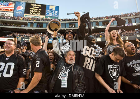 Sep 14, 2009 - Oakland, Kalifornien, USA - Oakland Raiders Vs San Diego Chargers im Oakland-Alameda County Coliseum Montag, 14. September 2009, schwarzes Loch feiert Saison der erste Touchdown. (Kredit-Bild: © Al Golub/ZUMApress.com) Stockfoto