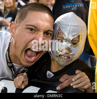 Sep 14, 2009 - Oakland, Kalifornien, USA - Oakland Raiders Vs San Diego Chargers in Oakland-Alameda County Coliseum Montag, 14. September 2009, Vater und Sohn-Raider-Fans. (Kredit-Bild: © Al Golub/ZUMApress.com) Stockfoto