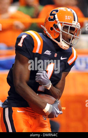 Syrakus Wide Receiver Mike Williams feiert die Note nach unten fangen im vierten Quartal der Syracuse Orange 37-35 Sieg über die Northwestern Wildcats in der Carrier Dome in Syrakus. (Kredit-Bild: © Michael Johnson/Southcreek Global/ZUMApress.com) Stockfoto