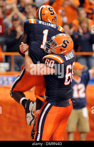 Syrakus Wide Receiver Mike Williams (1) feiert die Note nach unten, als er von seinem Teamkollegen Syrakus Mitte Jim McKenzie im vierten Quartal der Syracuse Orange 37-35 gewinnen die Northwestern Wildcats in der Carrier Dome in Syrakus hob bekommt. (Kredit-Bild: © Michael Johnson/Southcreek Global/ZUMApress.com) Stockfoto