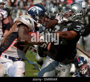 Sep 27, 2009 - Oakland, Kalifornien, USA - Oakland Raiders Vs Denver Broncos im Oakland-Alameda County Coliseum Sonntag, 27. September 2009. Während sein stiffed Oakland Raiders bewaffnete Sicherheit Michael Mitchell #34 versucht Ball von Denver Broncos Runningback Knowshon Moreno #27 Streifen (Credit-Bild: © Al Golub/ZUMApress.com) Stockfoto