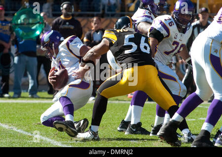 Minnesota Vikings-Quarterback Brett Favre (4) ist von Pittsburgh Steelers Linebacker LaMarr Woodley in einem Spiel gegen Heinz Field in Pittsburgh PA geplündert. Pittsburgh gewann das Spiel 27-17. (Kredit-Bild: © Mark Konezny/Southcreek Global/ZUMApress.com) Stockfoto