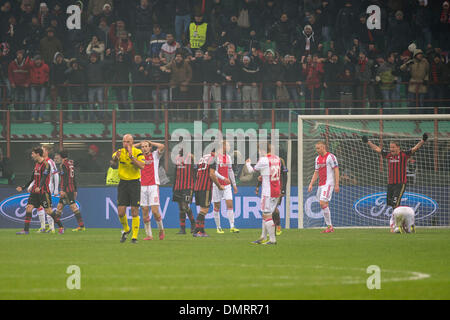 Mailand, Italien. 11. Dezember 2013. Milan Teamgruppe Football / Soccer: Philippe Mexes (R) des AC Milan feiert auf dem Schlusspfiff in der Gruppe H der UEFA Champions League-Partie zwischen AC Milan 0-0 Ajax im Stadio Giuseppe Meazza in Mailand, Italien. © Maurizio Borsari/AFLO/Alamy Live-Nachrichten Stockfoto
