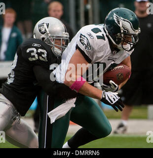 18. Oktober 2009 - Oakland, Kalifornien, USA - Oakland Raiders Vs Philadelphia Eagles im Oakland-Alameda County Coliseum Sonntag, 18. Oktober 2009, senkt Oakland Raiders Cornerback Tyvon Branch #33 Philadelphia Eagles Tight-End Brent Celek #87. (Kredit-Bild: © Al Golub/ZUMApress.com) Stockfoto