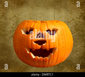 Halloween-Kürbis mit Grimasse auf dunklen Grunge Hintergrund. Stockfoto