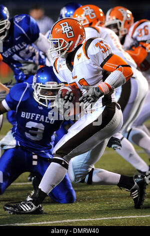 Bowling Green defensive zurück Roger Williams (31) sucht Zimmer ausgeführt, nachdem ein Büffel im zweiten Quartal zu treten. Buffalo verlor das Spiel nach Bowling Green 30-29 Dienstag Abend im UB-Stadion in Buffalo, New York. (Kredit-Bild: © Michael Johnson/Southcreek Global/ZUMApress.com) Stockfoto