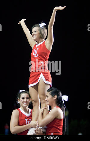 10.10.2009; University of North Texas University of Louisiana-Lafayette. Die Ragin Cajun Cheerleader unterhalten das Publikum.         Cajun und Louisiana Lafayette (Kredit-Bild: © John Korduner/Southcreek Global/ZUMApress.com) Stockfoto