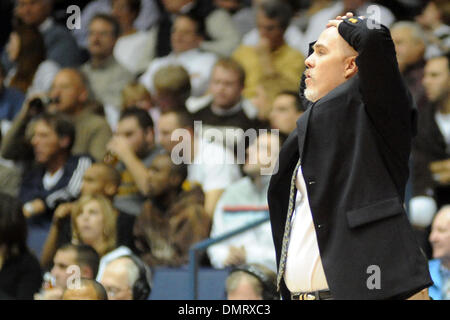 St. Bonaventure Cheftrainer Mark Schmidt reagiert auf sein Team späten Foul gegen St. Johns. St. Bonaventure setzte das Spiel 69-68, St. John's an die Blue Cross Arena in Rochester, NY. (Kredit-Bild: © Michael Johnson/Southcreek Global/ZUMApress.com) Stockfoto