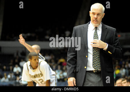 St. Bonaventure Cheftrainer Mark Schmidt durchschreitet die Seitenlinie während einer St. Johns Foul Schuss. St. Bonaventure setzte das Spiel 69-68, St. John's an die Blue Cross Arena in Rochester, NY. (Kredit-Bild: © Michael Johnson/Southcreek Global/ZUMApress.com) Stockfoto