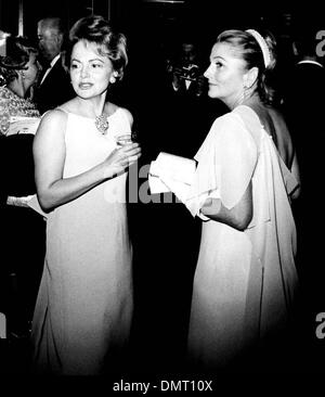 15. Dezember 2013 - Joan Fontaine, Oscar-Preisträgerin in Director Hitchcocks 1941-Film "Verdacht" und bekannt für ihre Arbeit in "Rebecca", gestorben. Sie war 96. Im Bild: Datum unbekannt - OLIVIA DE HAVILLAN und JOAN FONTAINE. Fontaine hatte eine lebenslange Fehde gegen ihre Schwester, den Oscar zu gewinnen. (Kredit-Bild: © Globe Photos/ZUMAPRESS.com) Stockfoto
