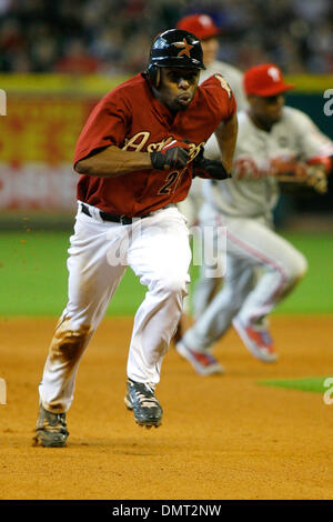 Astros Center Fielder Michael Bourn (21) läuft vom zweiten Partituren auf ein Lance Berkman (17) einzelne Links-Center in Astros Dritter in Folge gewinnen die Phillies 4-3 im Minute Maid Park in Houston Texas. (Kredit-Bild: © Luis Leyva/Southcreek Global/ZUMApress.com) Stockfoto