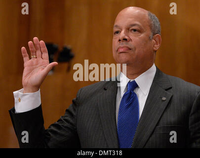 Washington DC. 17. Dezember 2013. In dieser Datei Foto zeugt Jeh Johnson bei seiner Nominierung Anhörung der Sekretär für innere Sicherheit vor dem Senat Homeland Security und Government Affairs Committee auf dem Capitol Hill in Washington 13. November 2013 sein. Der US-Senat stimmte am 16. Dezember 2013 Jeh Johnson, ein ehemaliger Top Pentagon Rechtsanwalt, der Sekretär für innere Sicherheit zu bestätigen. © Zhang Jun/Xinhua/Alamy Live-Nachrichten Stockfoto