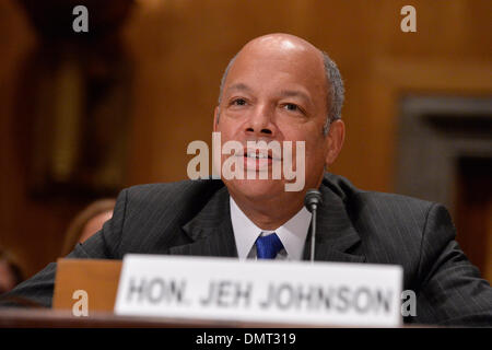 Washington DC. 17. Dezember 2013. In dieser Datei Foto zeugt Jeh Johnson bei seiner Nominierung Anhörung der Sekretär für innere Sicherheit vor dem Senat Homeland Security und Government Affairs Committee auf dem Capitol Hill in Washington 13. November 2013 sein. Der US-Senat stimmte am 16. Dezember 2013 Jeh Johnson, ein ehemaliger Top Pentagon Rechtsanwalt, der Sekretär für innere Sicherheit zu bestätigen. © Zhang Jun/Xinhua/Alamy Live-Nachrichten Stockfoto