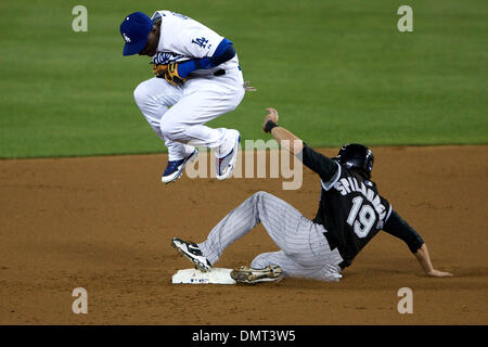 Spielaktion zwischen den Colorado Rockies und den Los Angeles Dodgers.  Dodger zweiter Basisspieler Hopfen über einen verschiebbaren Colorado Rockies Ryan Spilborghs (Credit-Bild: © Tony Leon/Southcreek Global/ZUMApress.com) Stockfoto