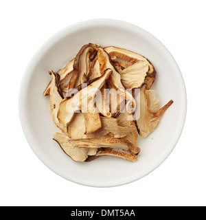 Getrocknete Shiitake Pilze Scheiben in eine Schüssel geben, die isoliert auf weißem Hintergrund Stockfoto