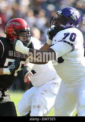 San Diego State aztekischen Jonathan Soto versucht, im zweiten Quartal um Marshall Newhouse zu Maßnahmen gegen TCU im Qualcomm Stadium in San Diego CA. TCU SDSU 55-12 besiegt. (Kredit-Bild: © Nick Morris/Southcreek Global/ZUMApress.com) Stockfoto