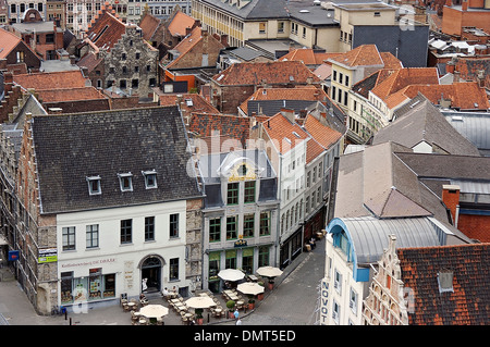 Von der Spitze des Glockenturms, eine Ansicht von Gebäuden und im Freien Tische, Gent, Belgien Stockfoto