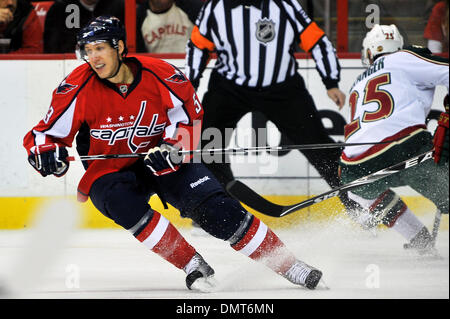 Tom Poti von den Washington Capitals und Eric Belanger Minnesota Wild Gerangel, Richtung während NHL-Spiel zwischen den Minnesota Wild in Caps Verizon Center besuchen zu ändern. (Kredit-Bild: © Roland Pintilie/Southcreek Global/ZUMApress.com) Stockfoto