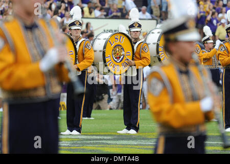 Die LSU-Band nimmt das Feld vor dem Samstagabend Wettbewerb zwischen der Universität von Lafayette, Louisiana und LSU im Tiger Stadium.  LSU würde das Spiel 31-3 zu gewinnen. (Kredit-Bild: © Stacy Revere/Southcreek Global/ZUMApress.com) Stockfoto