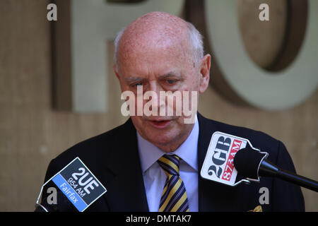 Außerhalb Sydney Polizei Zentrum, Goulburn Street, Sydney, Sydney, NSW, Australien. 17. Dezember 2013. Michael Lonie, New South Wales State Director National Retail Association spricht zu den Medien über die Operation Lightfingers. Offiziere in Redfern Region Durchsetzung Kader, unterstützt von der Polizei aus Sydney City, Leichhardt und östlichen Vororten lokalen Bereich Befehle, befestigt arbeitete in Verbindung mit Verlust Prävention Personal aus einer Reihe von Kaufhäusern und gezielte systematische Eigentum Diebstahl. Bildnachweis: Richard Milnes/Alamy Live-Nachrichten Stockfoto