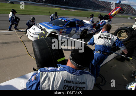 Bundesweite Serie Fahrer Scott Wimmer #5 macht einen Boxenstopp während der Kansas Lottery 300 Samstag auf dem Kansas Speedway in Kansas City, KS. (Kredit-Bild: © Jakob Paulsen/Southcreek Global/ZUMApress.com) Stockfoto