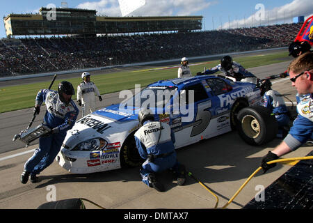 Bundesweite Serie Fahrer Scott Wimmer #5 macht einen Boxenstopp während der Kansas Lottery 300 Samstag auf dem Kansas Speedway in Kansas City, KS. (Kredit-Bild: © Jakob Paulsen/Southcreek Global/ZUMApress.com) Stockfoto