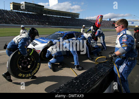 Bundesweite Serie Fahrer Scott Wimmer #5 macht einen Boxenstopp während der Kansas Lottery 300 Samstag auf dem Kansas Speedway in Kansas City, KS. (Kredit-Bild: © Jakob Paulsen/Southcreek Global/ZUMApress.com) Stockfoto