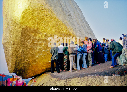 Eine Gruppe von Männern Kyaiktiyo-Pagode in Birma Blattgold hinzufügen Stockfoto