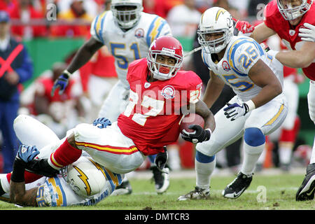 Abgebaut wird Kansas City Chiefs-Tight-End Brad Cottam (87) von San Diego Chargers Linebacker Shawne Merriman (56) während der Ladegeräte 37-7 Sieg über die Chiefs im Arrowhead Stadium in Kansas CIty, Missouri. (Kredit-Bild: © Jakob Paulsen/Southcreek Global/ZUMApress.com) Stockfoto