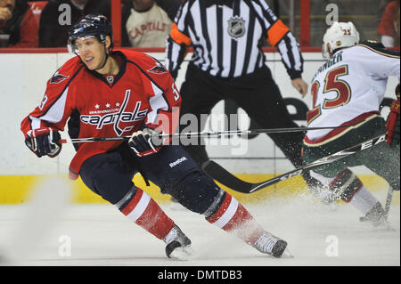 Tom Poti von den Washington Capitals und Eric Belanger Minnesota Wild Gerangel, Richtung während NHL-Spiel zwischen den Minnesota Wild in Caps Verizon Center besuchen zu ändern. (Kredit-Bild: © Roland Pintilie/Southcreek Global/ZUMApress.com) Stockfoto