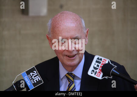 Außerhalb Sydney Polizei Zentrum, Goulburn Street, Sydney, Sydney, NSW, Australien. 17. Dezember 2013. Michael Lonie, New South Wales State Director National Retail Association spricht zu den Medien über die Operation Lightfingers. Offiziere in Redfern Region Durchsetzung Kader, unterstützt von der Polizei aus Sydney City, Leichhardt und östlichen Vororten lokalen Bereich Befehle, befestigt arbeitete in Verbindung mit Verlust Prävention Personal aus einer Reihe von Kaufhäusern und gezielte systematische Eigentum Diebstahl. Bildnachweis: Richard Milnes/Alamy Live-Nachrichten Stockfoto