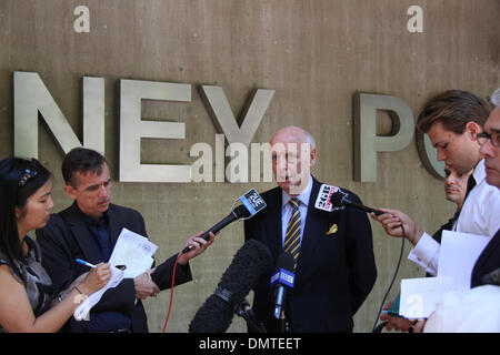 Außerhalb Sydney Polizei Zentrum, Goulburn Street, Sydney, Sydney, NSW, Australien. 17. Dezember 2013. Michael Lonie, New South Wales State Director National Retail Association spricht zu den Medien über die Operation Lightfingers. Offiziere in Redfern Region Durchsetzung Kader, unterstützt von der Polizei aus Sydney City, Leichhardt und östlichen Vororten lokalen Bereich Befehle, befestigt arbeitete in Verbindung mit Verlust Prävention Personal aus einer Reihe von Kaufhäusern und gezielte systematische Eigentum Diebstahl. Bildnachweis: Richard Milnes/Alamy Live-Nachrichten Stockfoto