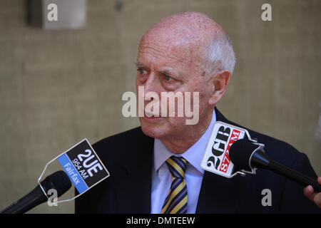 Außerhalb Sydney Polizei Zentrum, Goulburn Street, Sydney, Sydney, NSW, Australien. 17. Dezember 2013. Michael Lonie, New South Wales State Director National Retail Association spricht zu den Medien über die Operation Lightfingers. Offiziere in Redfern Region Durchsetzung Kader, unterstützt von der Polizei aus Sydney City, Leichhardt und östlichen Vororten lokalen Bereich Befehle, befestigt arbeitete in Verbindung mit Verlust Prävention Personal aus einer Reihe von Kaufhäusern und gezielte systematische Eigentum Diebstahl. Bildnachweis: Richard Milnes/Alamy Live-Nachrichten Stockfoto
