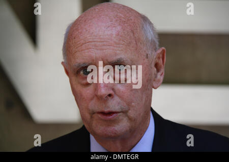 Außerhalb Sydney Polizei Zentrum, Goulburn Street, Sydney, Sydney, NSW, Australien. 17. Dezember 2013. Michael Lonie, New South Wales State Director National Retail Association spricht zu den Medien über die Operation Lightfingers. Offiziere in Redfern Region Durchsetzung Kader, unterstützt von der Polizei aus Sydney City, Leichhardt und östlichen Vororten lokalen Bereich Befehle, befestigt arbeitete in Verbindung mit Verlust Prävention Personal aus einer Reihe von Kaufhäusern und gezielte systematische Eigentum Diebstahl. Bildnachweis: Richard Milnes/Alamy Live-Nachrichten Stockfoto