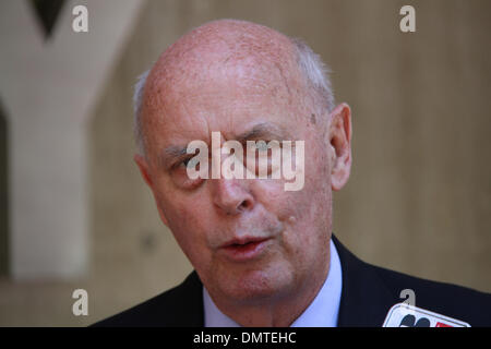 Außerhalb Sydney Polizei Zentrum, Goulburn Street, Sydney, Sydney, NSW, Australien. 17. Dezember 2013. Michael Lonie, New South Wales State Director National Retail Association spricht zu den Medien über die Operation Lightfingers. Offiziere in Redfern Region Durchsetzung Kader, unterstützt von der Polizei aus Sydney City, Leichhardt und östlichen Vororten lokalen Bereich Befehle, befestigt arbeitete in Verbindung mit Verlust Prävention Personal aus einer Reihe von Kaufhäusern und gezielte systematische Eigentum Diebstahl. Bildnachweis: Richard Milnes/Alamy Live-Nachrichten Stockfoto