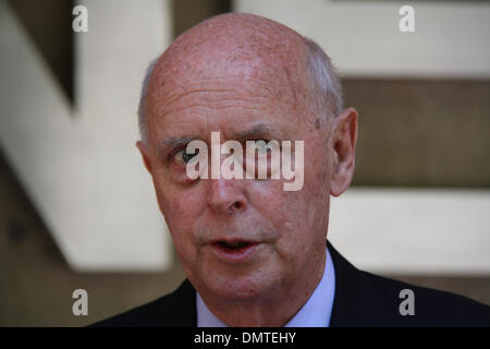 Außerhalb Sydney Polizei Zentrum, Goulburn Street, Sydney, Sydney, NSW, Australien. 17. Dezember 2013. Michael Lonie, New South Wales State Director National Retail Association spricht zu den Medien über die Operation Lightfingers. Offiziere in Redfern Region Durchsetzung Kader, unterstützt von der Polizei aus Sydney City, Leichhardt und östlichen Vororten lokalen Bereich Befehle, befestigt arbeitete in Verbindung mit Verlust Prävention Personal aus einer Reihe von Kaufhäusern und gezielte systematische Eigentum Diebstahl. Bildnachweis: Richard Milnes/Alamy Live-Nachrichten Stockfoto