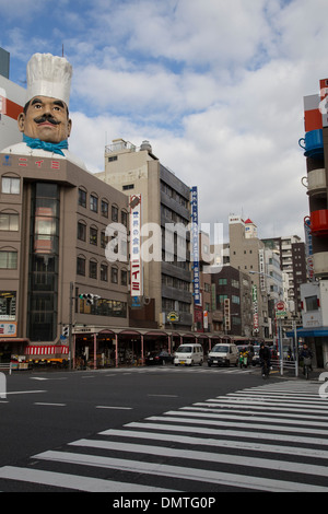 Kappabashi ist eine Straße in Tokio, die fast vollständig mit Geschäften, die Belieferung der Gastronomie bevölkert wird. Stockfoto