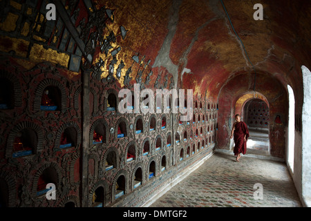 Ein Novize beten am Shwe Yaunghwe Kyaung, Teak Holz Kloster, Nyaungshwe, Inle-See. Stockfoto