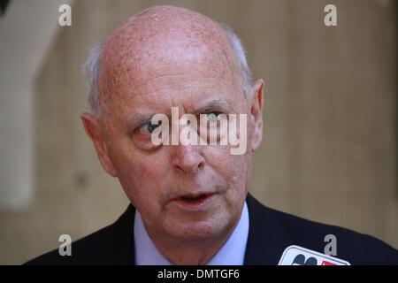 Außerhalb Sydney Polizei Zentrum, Goulburn Street, Sydney, Sydney, NSW, Australien. 17. Dezember 2013. Michael Lonie, New South Wales State Director National Retail Association spricht zu den Medien über die Operation Lightfingers. Offiziere in Redfern Region Durchsetzung Kader, unterstützt von der Polizei aus Sydney City, Leichhardt und östlichen Vororten lokalen Bereich Befehle, befestigt arbeitete in Verbindung mit Verlust Prävention Personal aus einer Reihe von Kaufhäusern und gezielte systematische Eigentum Diebstahl. Bildnachweis: Richard Milnes/Alamy Live-Nachrichten Stockfoto