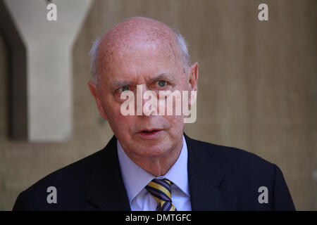Außerhalb Sydney Polizei Zentrum, Goulburn Street, Sydney, Sydney, NSW, Australien. 17. Dezember 2013. Michael Lonie, New South Wales State Director National Retail Association spricht zu den Medien über die Operation Lightfingers. Offiziere in Redfern Region Durchsetzung Kader, unterstützt von der Polizei aus Sydney City, Leichhardt und östlichen Vororten lokalen Bereich Befehle, befestigt arbeitete in Verbindung mit Verlust Prävention Personal aus einer Reihe von Kaufhäusern und gezielte systematische Eigentum Diebstahl. Bildnachweis: Richard Milnes/Alamy Live-Nachrichten Stockfoto