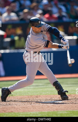 New York Yankees Shortstop Derek Jeter #2 in Aktion im Rogers Centre während ein Hauptliga-Baseball-Spiel zwischen den New York Yankees und die Toronto Blue Jays. . Die Yankees gewann 6: 4. (Kredit-Bild: © Nick Turchiaro/Southcreek Global/ZUMApress.com) Stockfoto