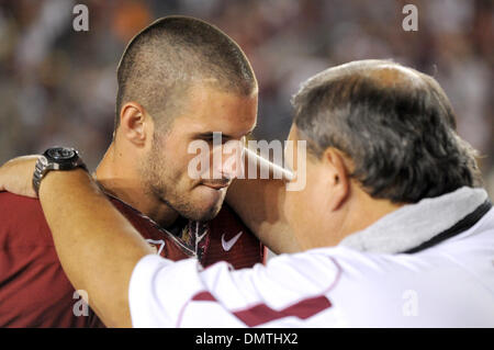 Florida State Quarterback, Christian Ponder, ist nach der Montagabend-Spiel zwischen Florida State Seminolen und den Miami Hurricanes Doak Campbell Stadium getröstet.  Miami wäre das Spiel 38-34 zu gewinnen. (Kredit-Bild: © Stacy Revere/Southcreek Global/ZUMApress.com) Stockfoto