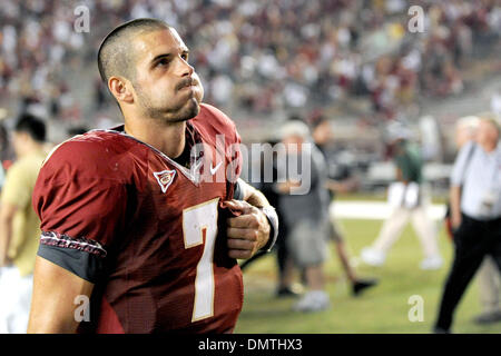 Florida State Quarterback, Christian Ponder, verlässt das Feld nach der Montagabend Spiel zwischen der Florida State Seminolen und den Miami Hurricanes Doak Campbell Stadium.  Miami wäre das Spiel 38-34 zu gewinnen. (Kredit-Bild: © Stacy Revere/Southcreek Global/ZUMApress.com) Stockfoto