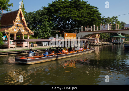 Khlong Saen Saep Kanal ist eine bequeme Arterie durch Bangkok mit häufigen Fähren laufen. Stockfoto