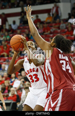 Georgien nach vorne schießt Angel Robinson (33) den Ball, während durch Oklahoma Center Abi Olajuwon (34) im Spiel gegen Oklahoma Stegeman Coliseum an der University of Georgia in Athens, Georgia, auf Sonntag, 15. November 2009 abgedeckt. Georgien besiegt Oklahoma 62-51. (Kredit-Bild: © Daniel Shirey/Southcreek Global/ZUMApress.com) Stockfoto