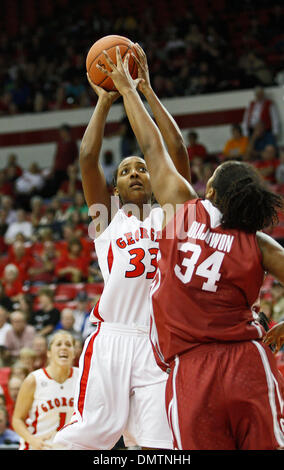 Georgien nach vorne schießt Angel Robinson (33) den Ball, während durch Oklahoma Center Abi Olajuwon (34) im Spiel gegen Oklahoma Stegeman Coliseum an der University of Georgia in Athens, Georgia, auf Sonntag, 15. November 2009 abgedeckt. Georgien besiegt Oklahoma 62-51. (Kredit-Bild: © Daniel Shirey/Southcreek Global/ZUMApress.com) Stockfoto