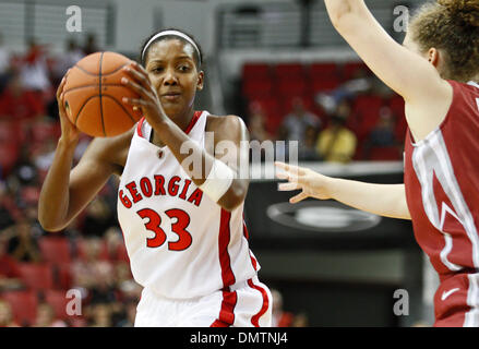 Georgien nach vorne sieht Angel Robinson (33) Sonntag, 15. November 2009 th e Ball im Spiel gegen Oklahoma Stegeman Coliseum an der University of Georgia in Athens, Georgia, weiterzugeben. Georgien besiegt Oklahoma 62-51. (Kredit-Bild: © Daniel Shirey/Southcreek Global/ZUMApress.com) Stockfoto