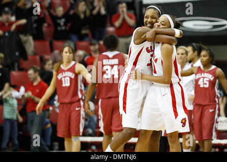 Georgien nach vorne Angel Robinson (33) schmiegt sich Georgien Wache Meredith Mitchell (11) nach der endgültigen Summer auf Sonntag, 15. November 2009 im Spiel gegen Oklahoma Stegeman Coliseum an der University of Georgia in Athens, Georgia, Klang. Georgien besiegt Oklahoma 62-51. (Kredit-Bild: © Daniel Shirey/Southcreek Global/ZUMApress.com) Stockfoto