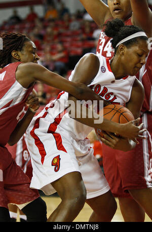 Georgien vorwärts Angel Robinson (33) kämpfen um den Ball mit Oklahoma Wache Nyeshia Stevenson (1) im Spiel gegen Oklahoma Stegeman Coliseum an der University of Georgia in Athens, Georgia, auf Sonntag, 15. November 2009. Georgien besiegt Oklahoma 62-51. (Kredit-Bild: © Daniel Shirey/Southcreek Global/ZUMApress.com) Stockfoto